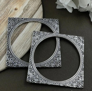 PAIR OF OXIDIZED JEWELLERY