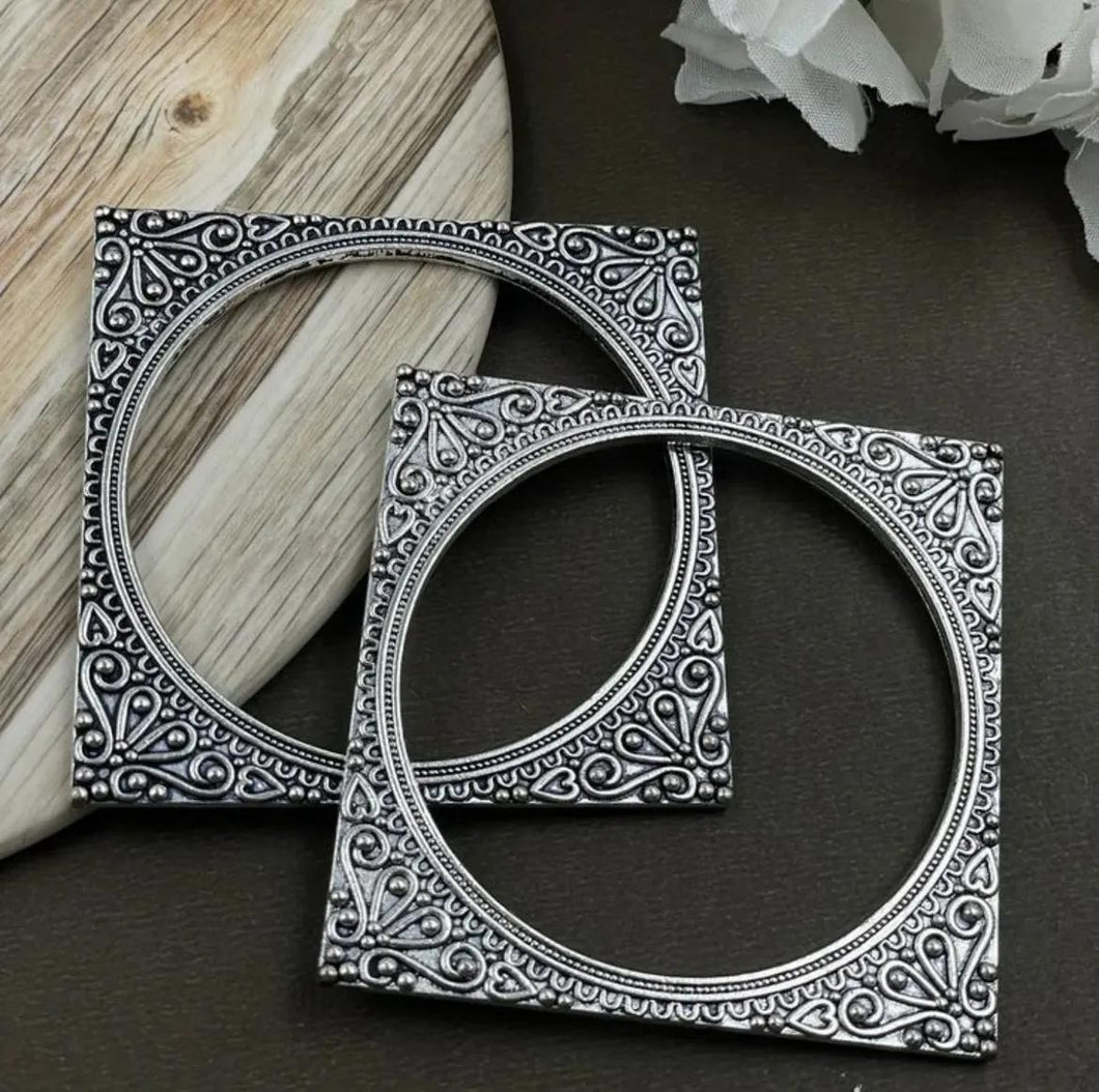 PAIR OF OXIDIZED JEWELLERY